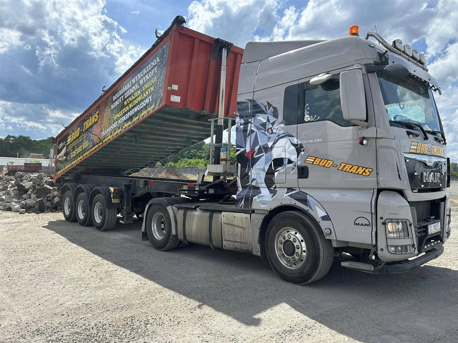 Załadunek kontenera koparką